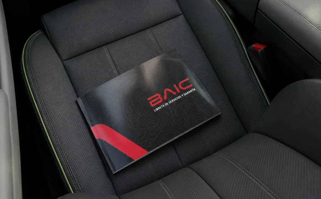 Libreta de servicios y garantía BAIC sobre el asiento del vehículo