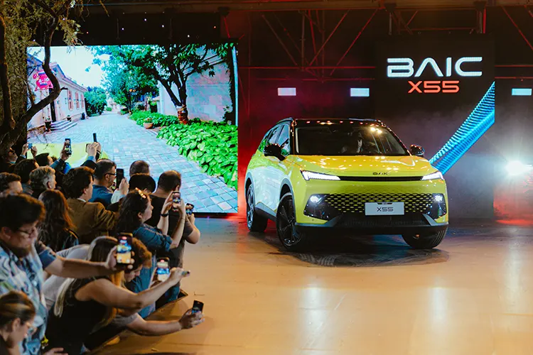 BAIC X55 amarillo en el escenario del evento de lanzamiento