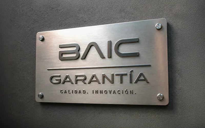 Placa metálica BAIC Garantía con la leyenda calidad e innovación