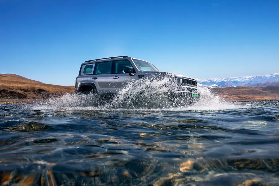 BAIC BJ40 cruzando un río en la montaña