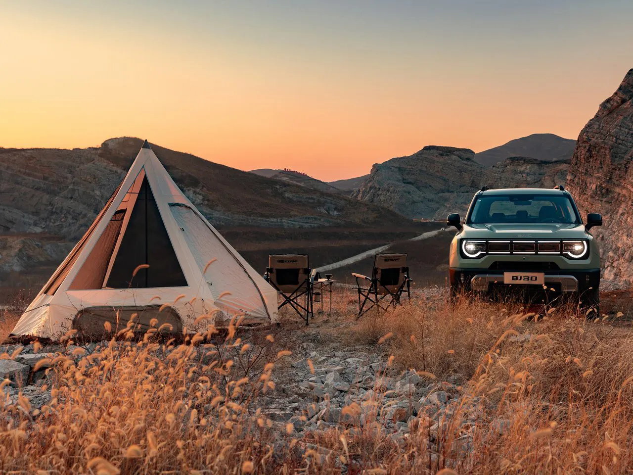 BAIC BJ30 junto a un campamento al atardecer