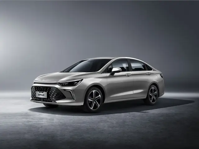 BAIC U5 PLUS plateado en estudio